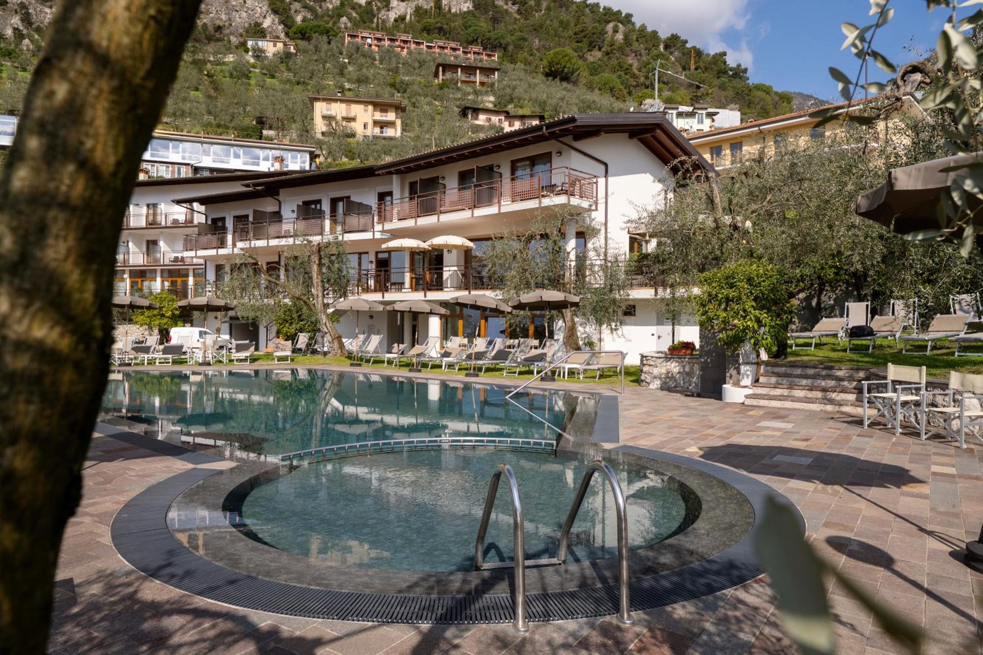 Hotel Coste Лимоне-суль-Гарда Экстерьер фото